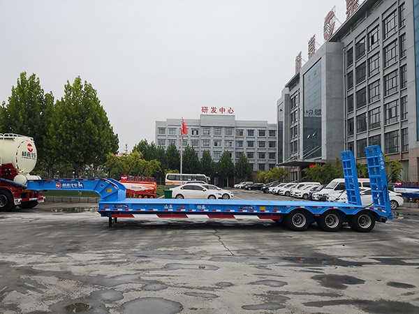 LHL9382TDP type low flatbed semi-trailer